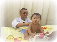 小児への鍼治療の様子その２