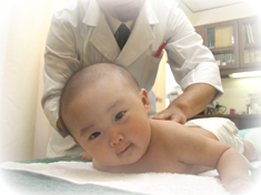 小児への鍼治療の様子その１